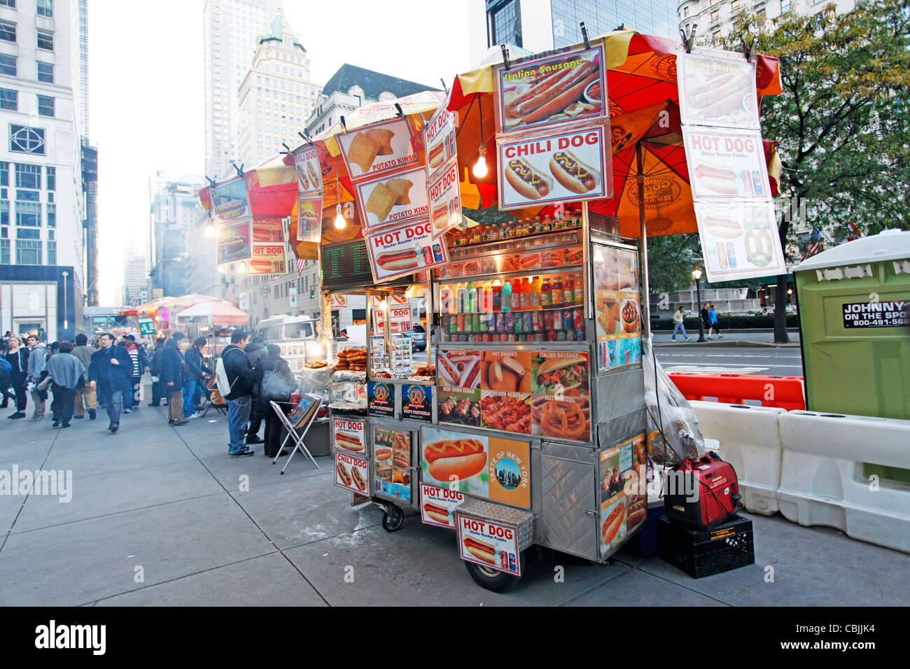 Amerikanische Fast-Food stehen Verkauf Chili Hund und Hot Dogs auf der Straße in New York, Vereinigte Staaten von Amerika Stockfoto