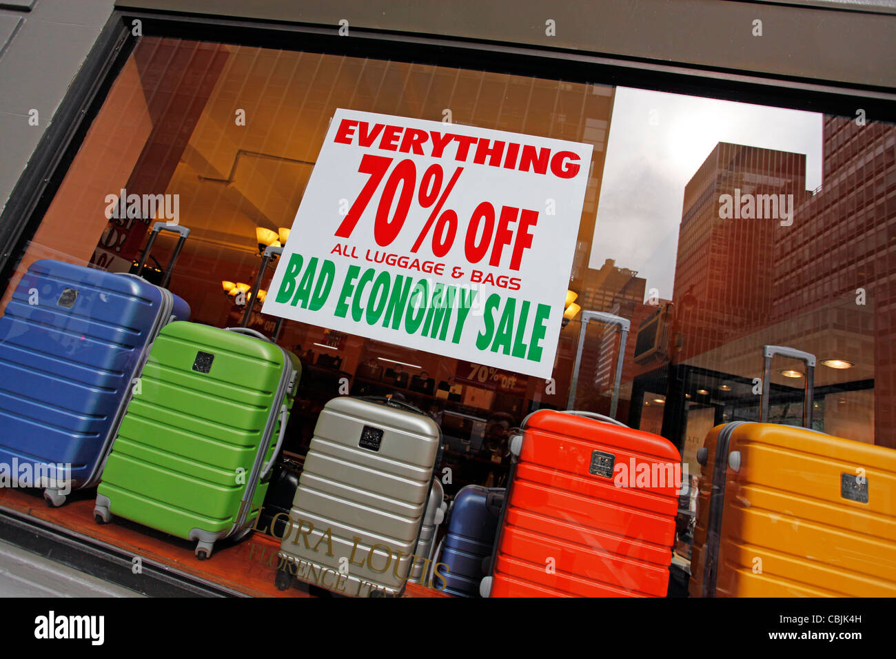 Schlechte Wirtschaft Verkauf unterzeichnen mit 70 % Rabatt im Ladengeschäft Reisegepäck und Koffer, als Folge der Krise und Rezession in New York, Einheit Stockfoto