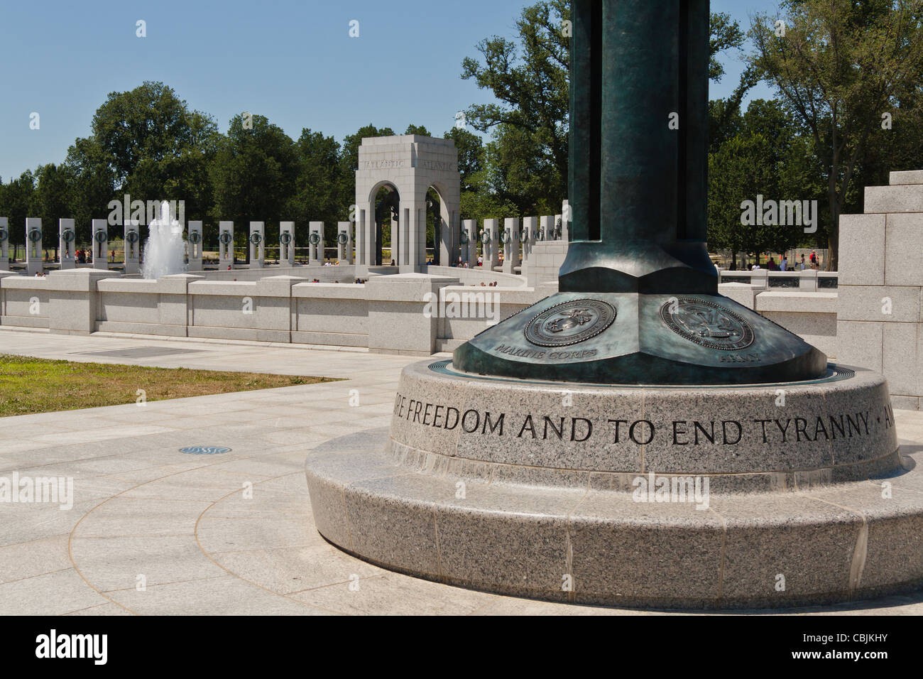 Blick auf die National World War II Memorial auf der National Mall in Washington DC. Stockfoto