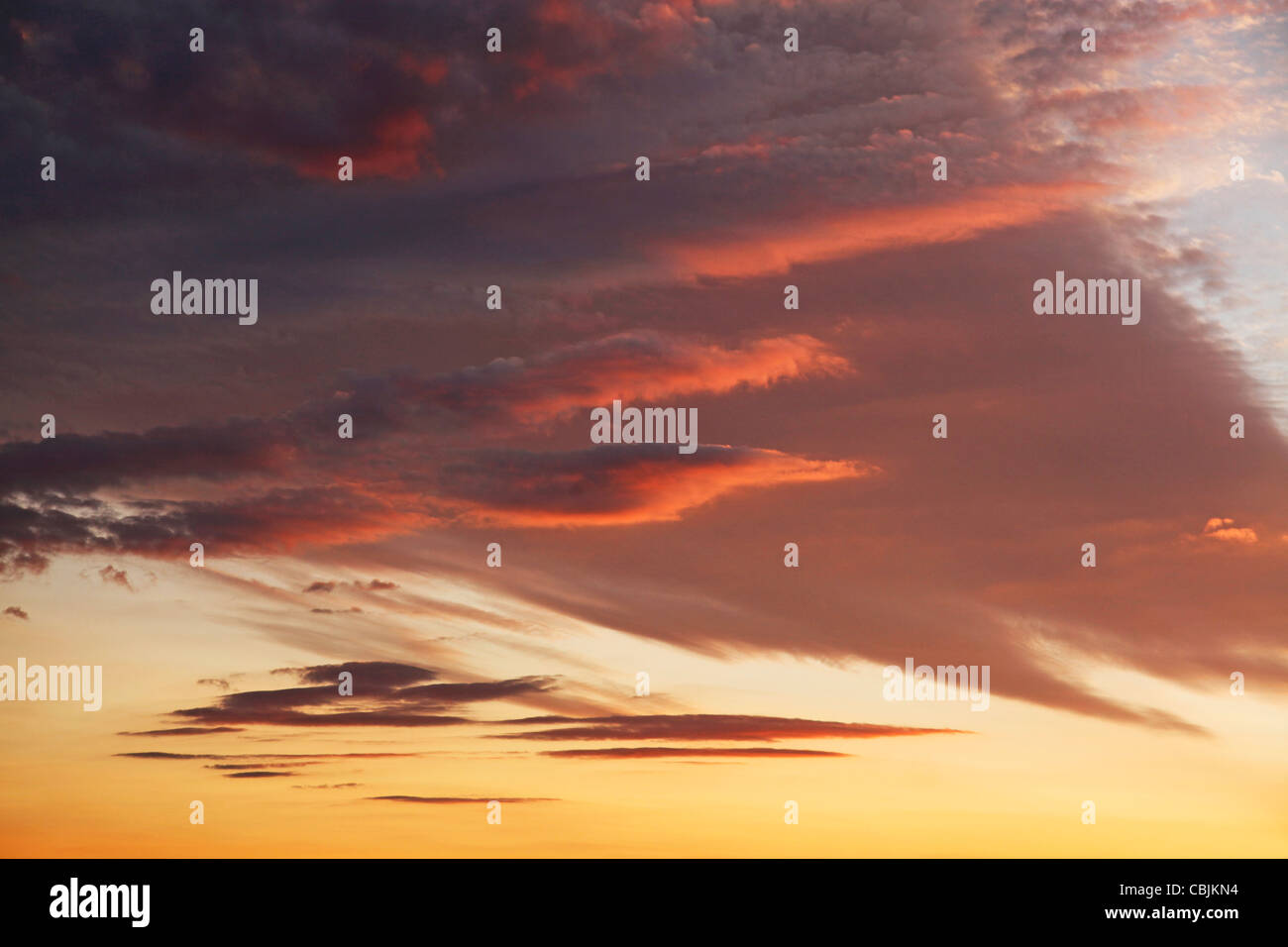 Rote Wolken am Himmel bei Sonnenuntergang Stockfoto