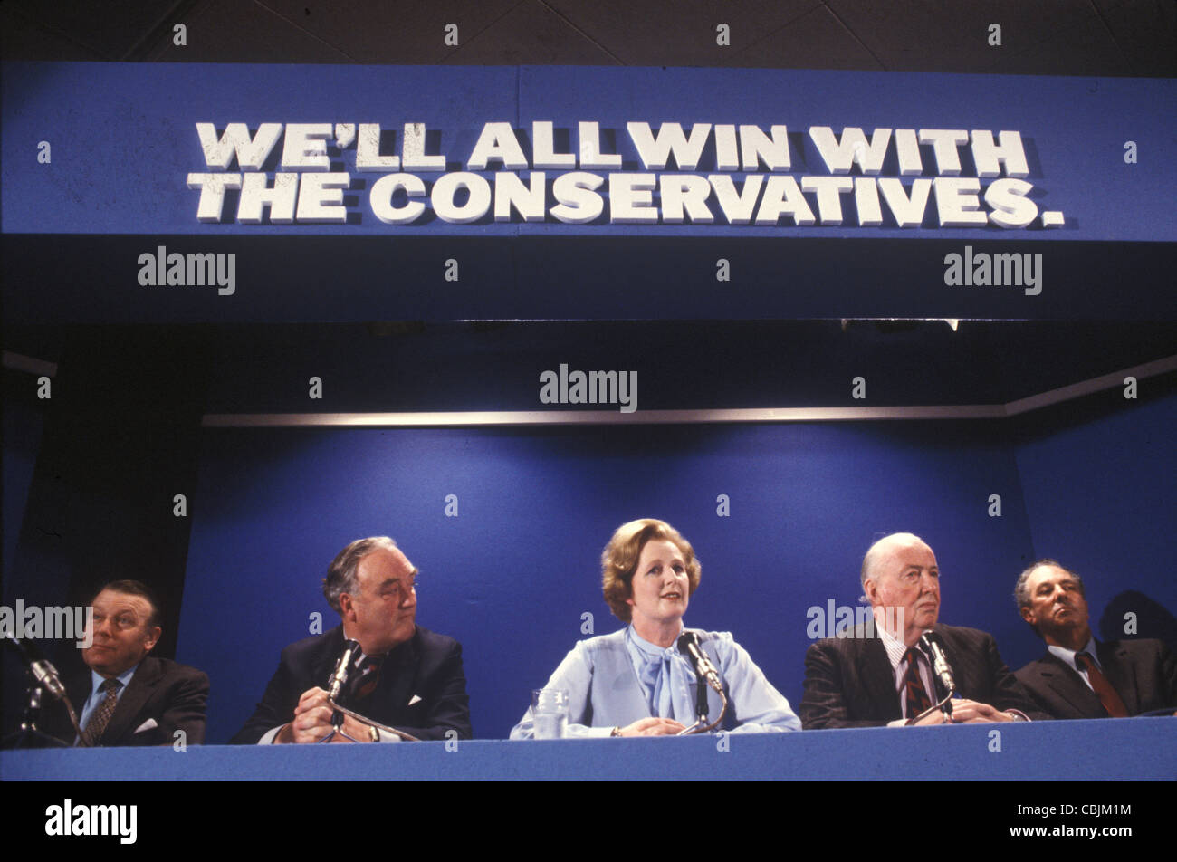 Margaret Thatcher 1979 Wahlpressekonferenz. Konservative Parteipolitiker. Politischer Slogan nun, wir werden alle mit den Konservativen gewinnen. (L-R) Francis Pym, William 'Willie' Whitelaw, Margaret Thatcher, Peter Lord Thorneycroft, Keith Joseph 1970s London England Vereinigtes Königreich. HOMER SYKES Stockfoto