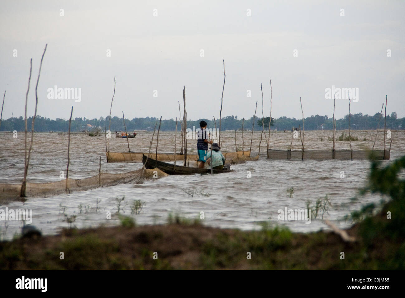 Kind und Frau Angeln im Fluss Mekong Stockfoto