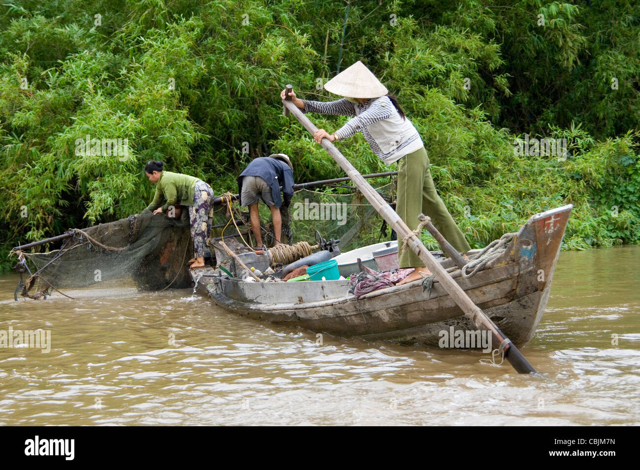 Leute im Mekong-Fluss angeln Stockfoto