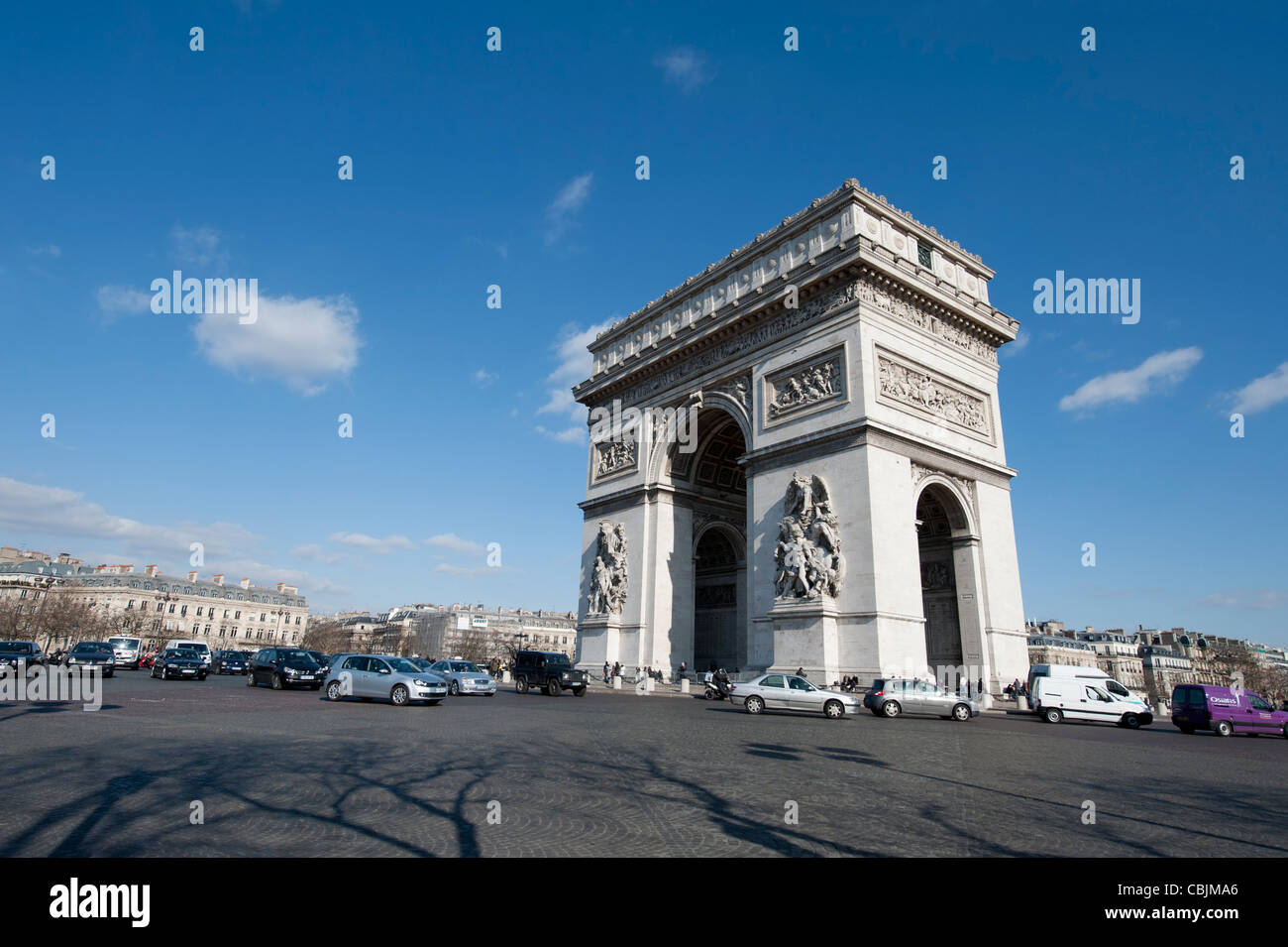 Der Arc de Triomphe aus dem umfassenden Kreisverkehr während der Tag mal tagsüber mit. Stockfoto