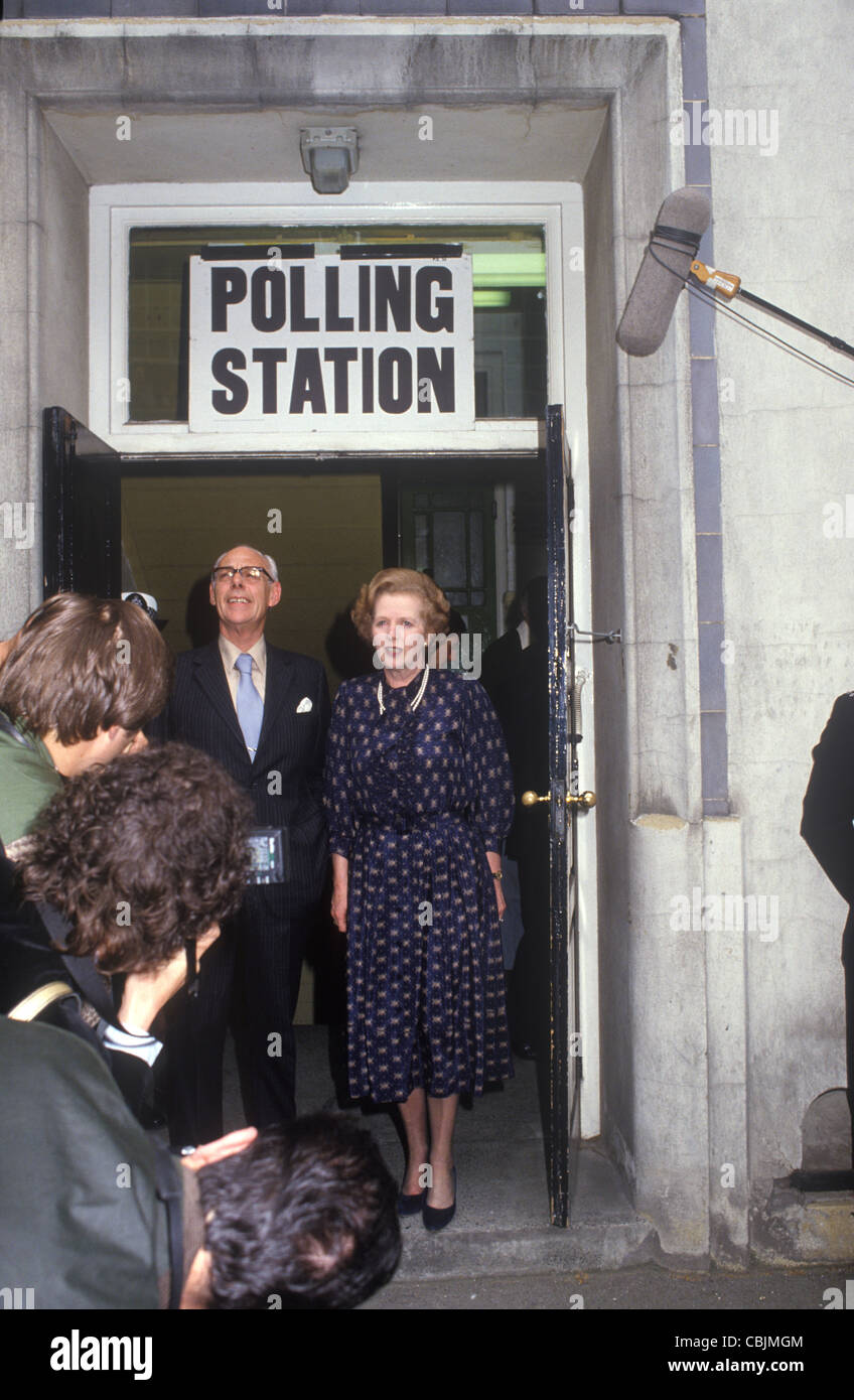 Frau Maggie Margaret Thatcher und Denis Thatcher verlassen ihr Wahllokal in Westminster haben gerade in der allgemeinen Wahl 1983 1980 s UK HOMER SYKES gestimmt. Stockfoto