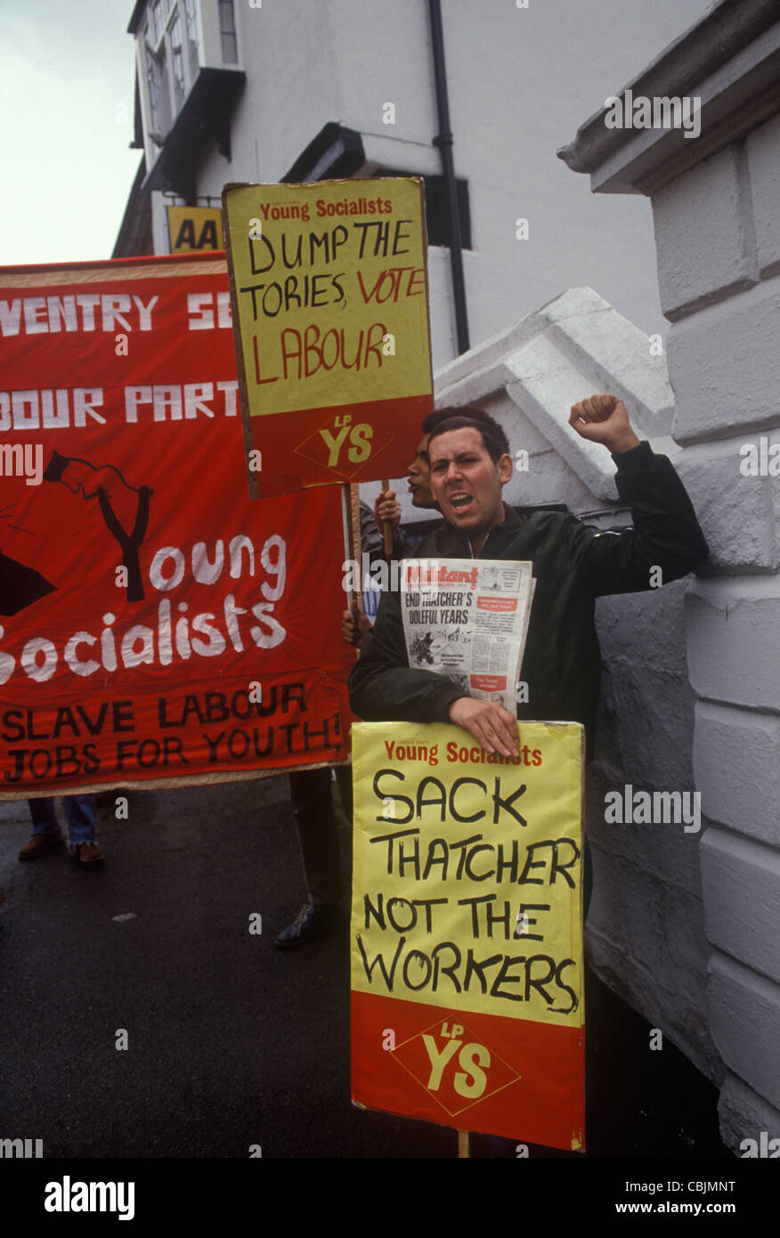 Junger sozialistischer Protest. Socialist Workers Party gegen Maggie Margaret Thatcher 1983 1980er UK HOMER SYKES Stockfoto