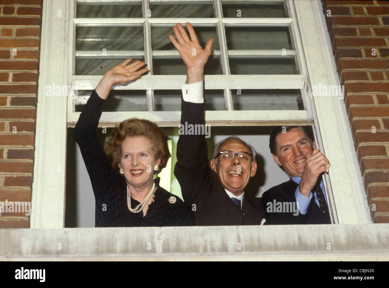 Madame Maggie Margaret Thatcher, Denis Thatcher, Cecil Parkinson im Conservative Central Office 32 Smith Square (CCO), heute CCHQ (Conservative Campaign Headquarters) genannt, feiert nach dem Sieg bei den Parlamentswahlen 1983. London Großbritannien. England der 1980er Jahre. HOMER SYKES Stockfoto