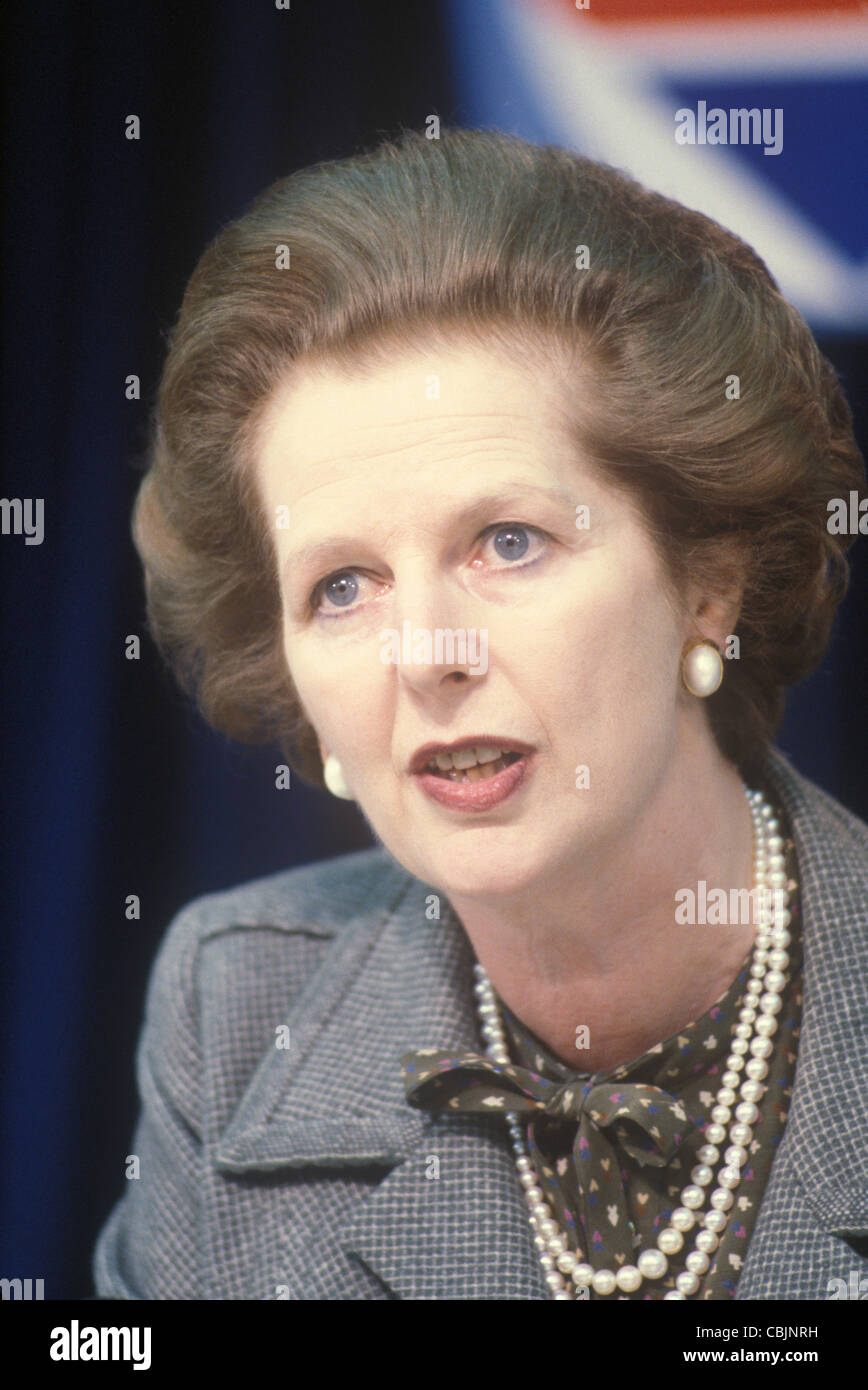 Frau Margaret Thatcher Porträt 1983 Pressekonferenz für die Parlamentswahlen London Großbritannien England 1980er Jahre HOMER SYKES Stockfoto