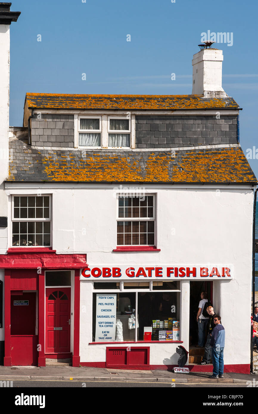 Lyme Regis zeigt Cobb Gate Fish Bar Fish &amp; Chips-Shop, Dorset, England. Stockfoto