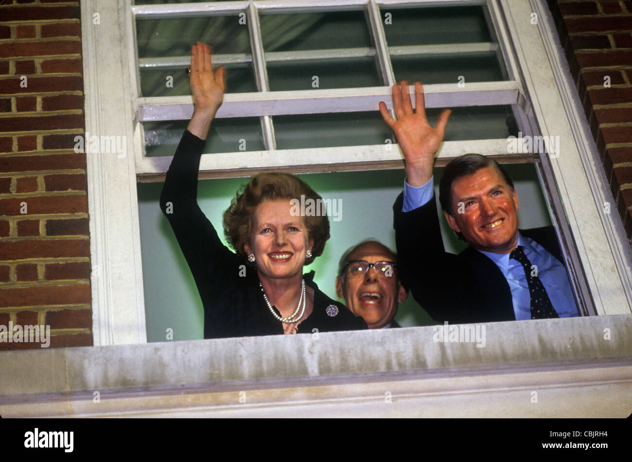 Frau Margaret Thatcher, Denis Thatcher, Cecil Parkinson bei konservativen Central Office 32, Smith Square (CCO) jetzt die konservative Kampagne Headquarters (CCHQ), Feier nach dem Sieg bei der Bundestagswahl 1983 aufgerufen. London, Großbritannien. 1980er Jahre in England. HOMER SYKES Stockfoto