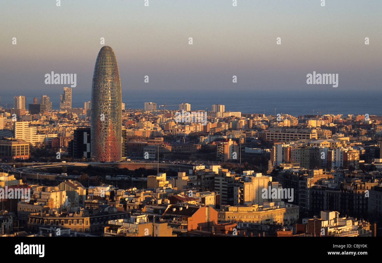 Blick vom Turm der Kirche La Sagrada Familia mit Torre Agbar, Barcelona, Spanien Stockfoto