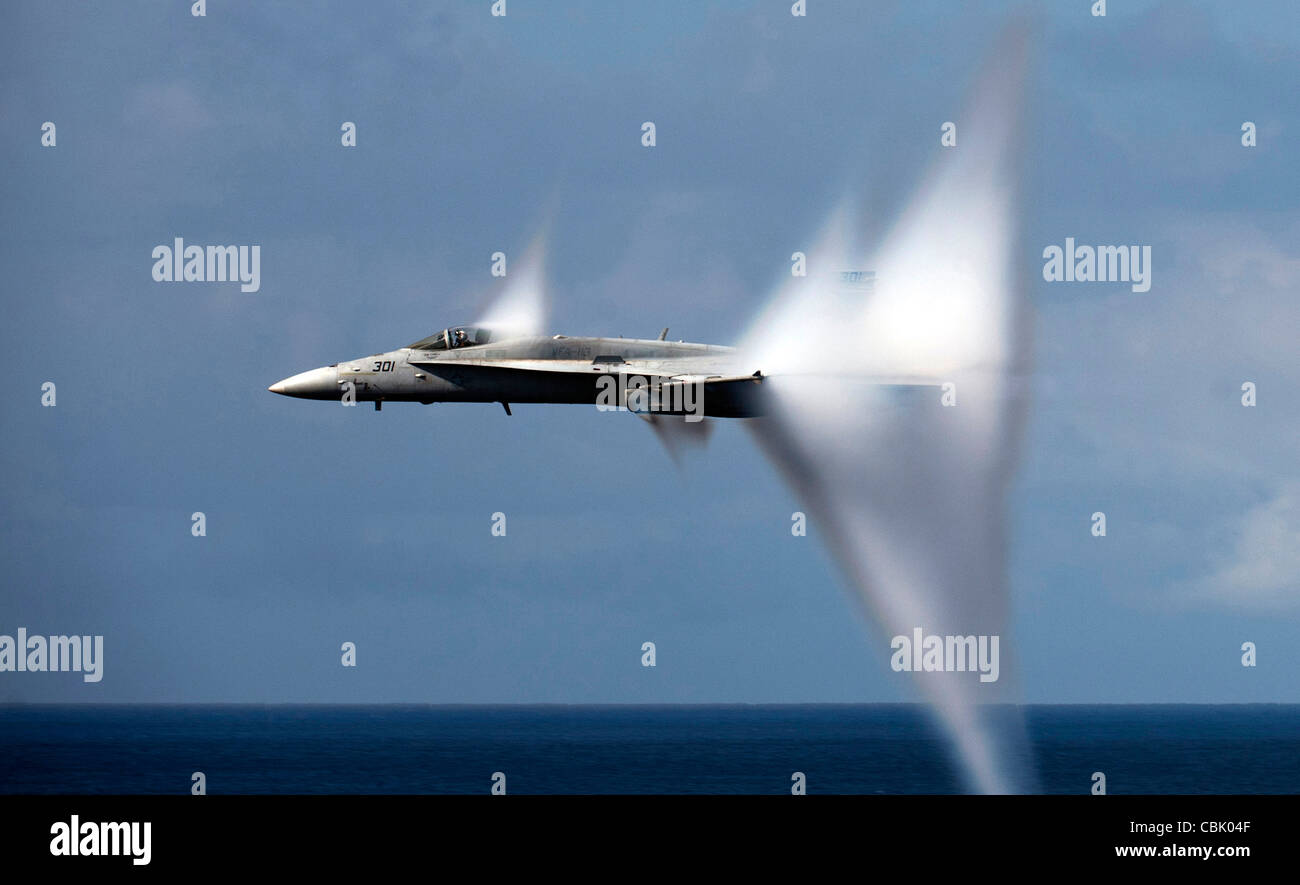 F/A - 18C Hornet Jet-Flugzeug die Schallmauer zu brechen. Stockfoto
