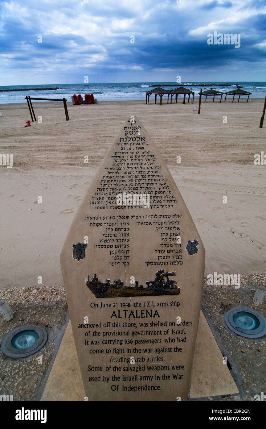 Denkmal für den Unternehmer an der Strandpromenade von Tel Aviv, das Schiff wurde 1948 aus die Küste von Tel Aviv beschossen. Stockfoto
