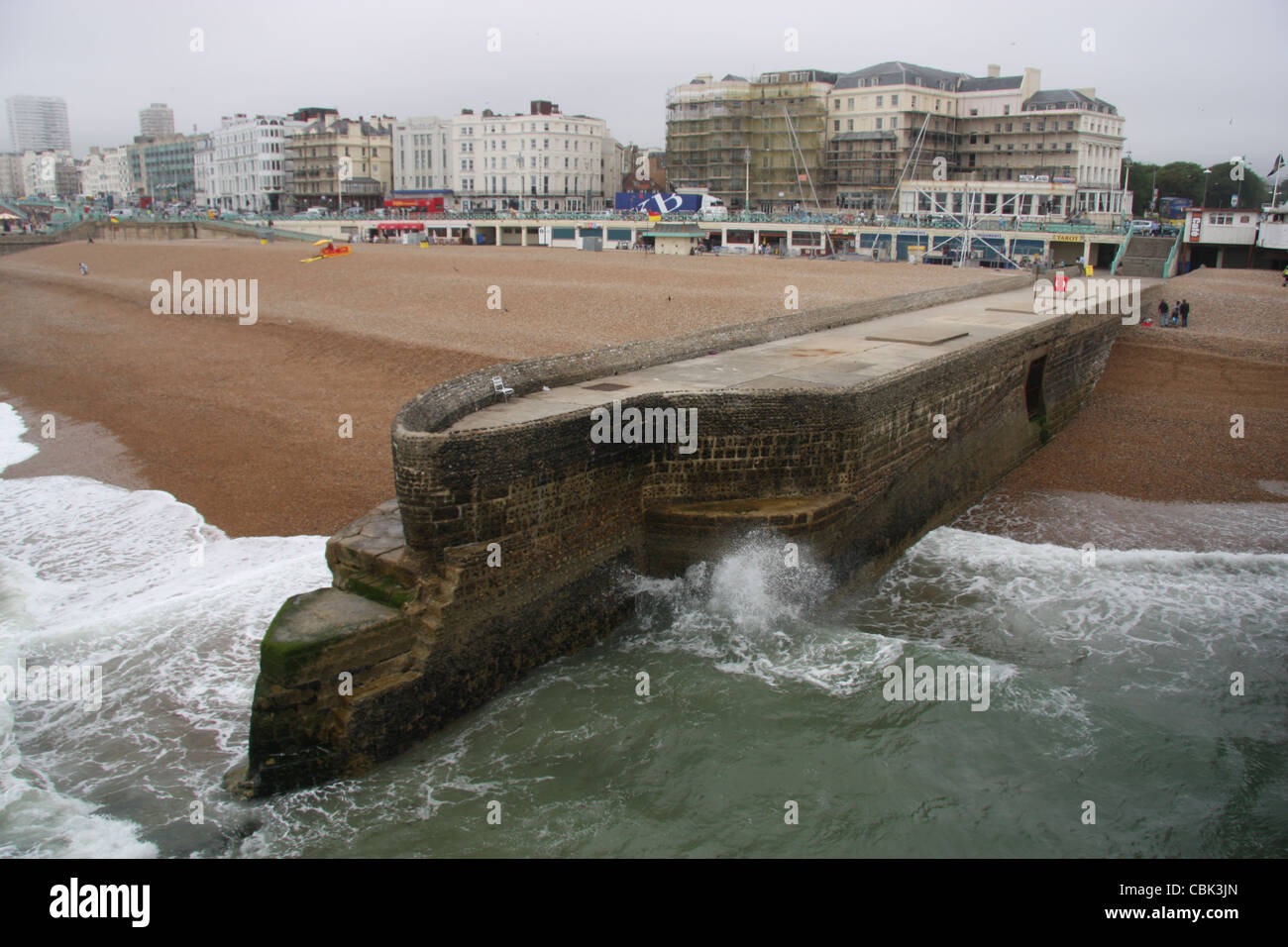 Wellen an den Strand Training Buhne neben Brighton Pier Stockfoto