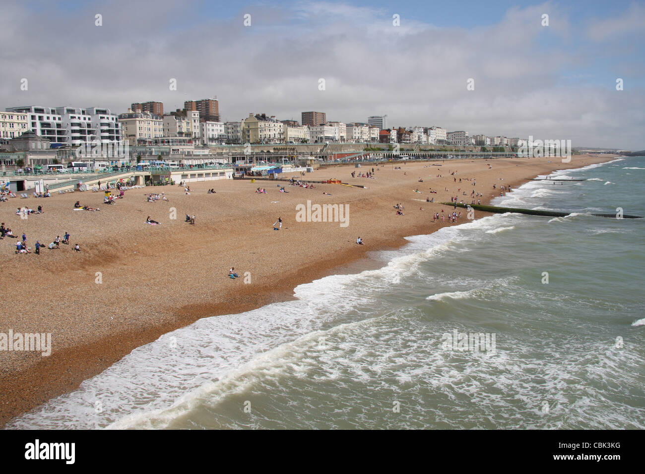 Die Kopfsteinpflaster-Strand von Brighton Blick nach Osten vom Brighton Pier Stockfoto