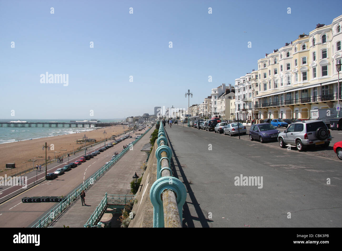 Blick nach Westen entlang der Promenade Geländer durch Marine Parade Straße gegenüber Royal Crescent, Brighton Stockfoto