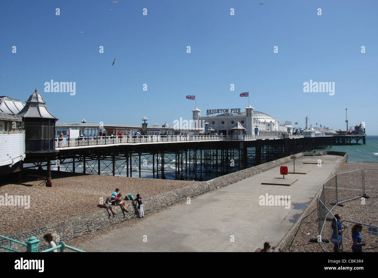 Brighton Pier an einem sonnigen Sommertag Stockfoto