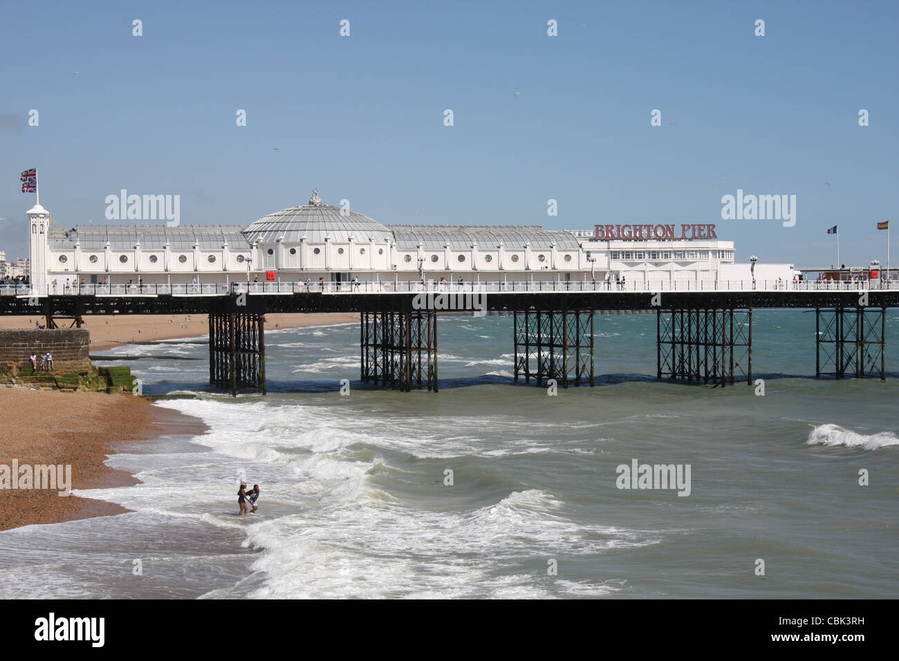 Brighton Beach und Pier an einem sonnigen Sommertag Stockfoto
