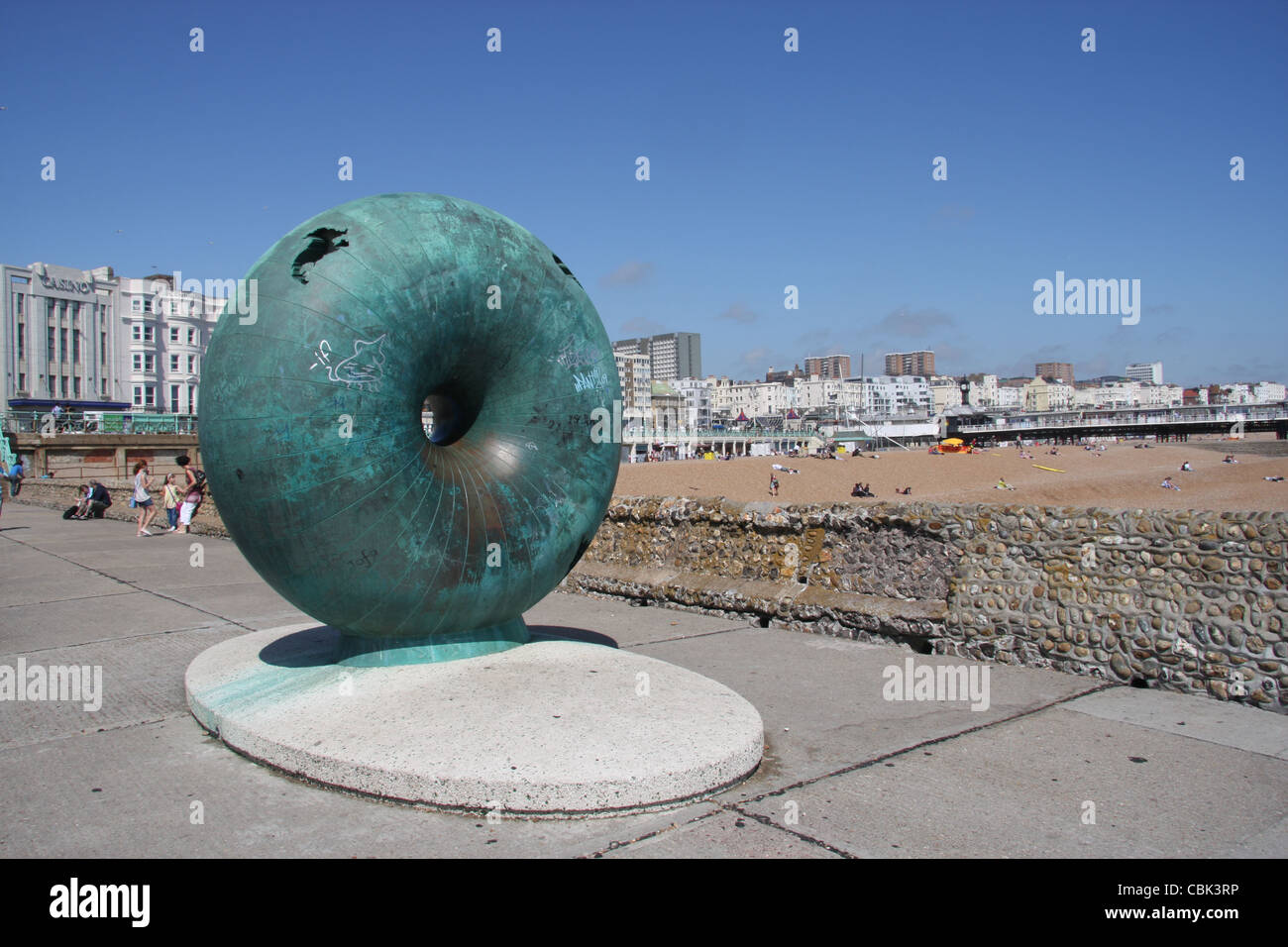 Donut-Skulptur auf der zweiten Strand Buhne westlich von Brighton Pier Stockfoto
