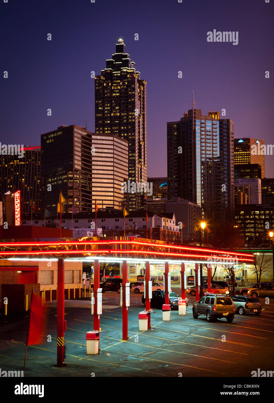 Midtown Atlanta Gebäude in der Dämmerung mit einem Drive-in-Fast-Food-Restaurant im Vordergrund Stockfoto