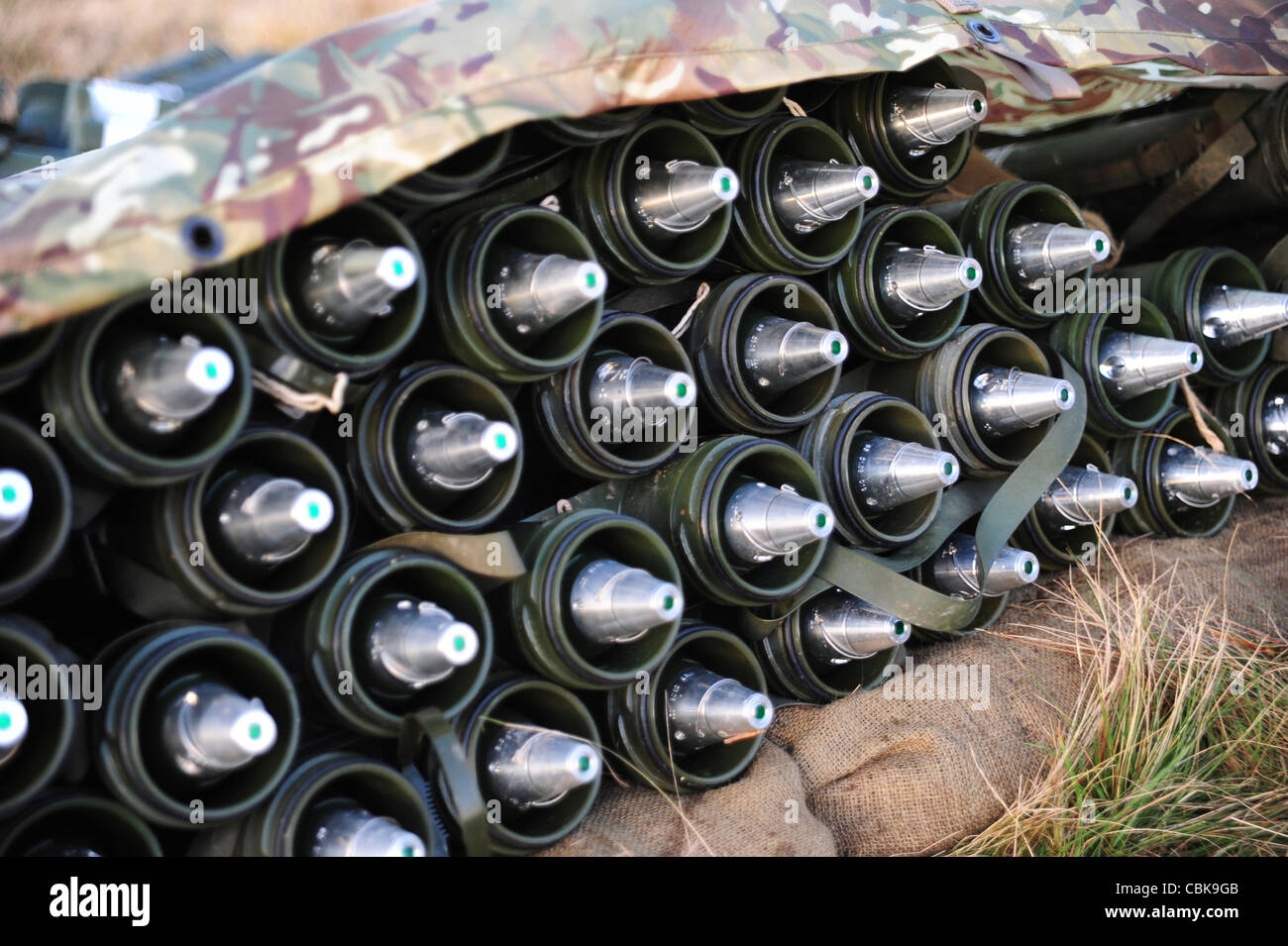 81mm Mörser runden fertig gestapelt einsatzbereit. Stockfoto