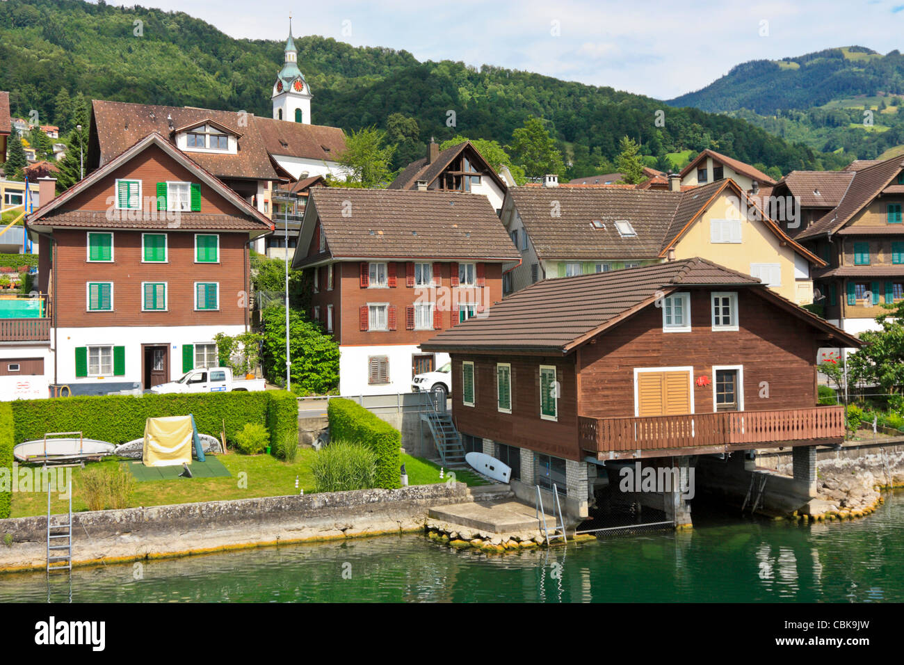 Häuser an der Seepromenade von Walchwil, Kanton Zug, Schweiz Stockfoto