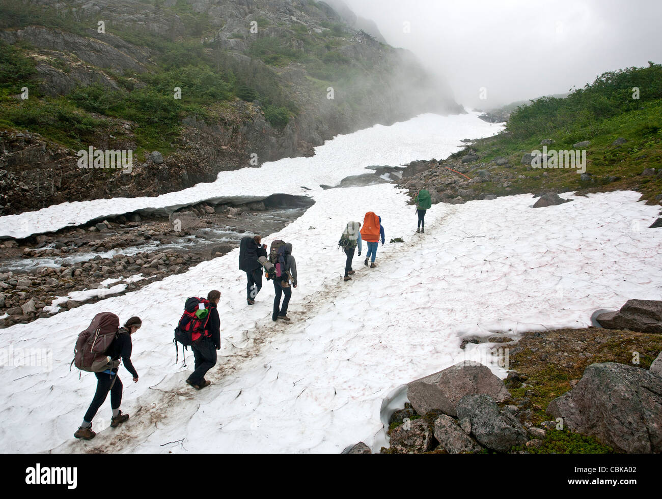 Team von jungen Frauen die Chilkoot Trail zu wandern. In der Nähe der Waage. Klondike Gold Rush National Historical Park. Alaska. USA Stockfoto