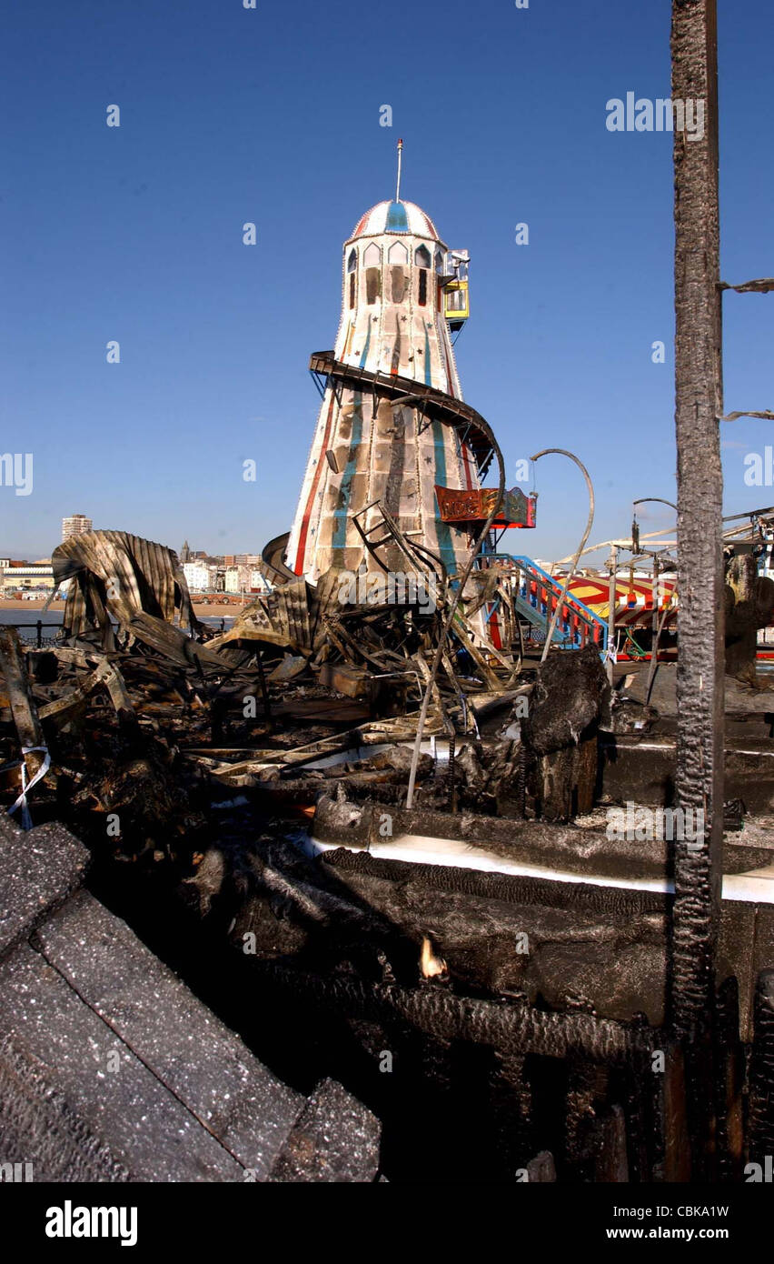 Feuer-Schaden zum Palace Pier (Brighton Pier) neben der Helter-Skelter 2003 Stockfoto