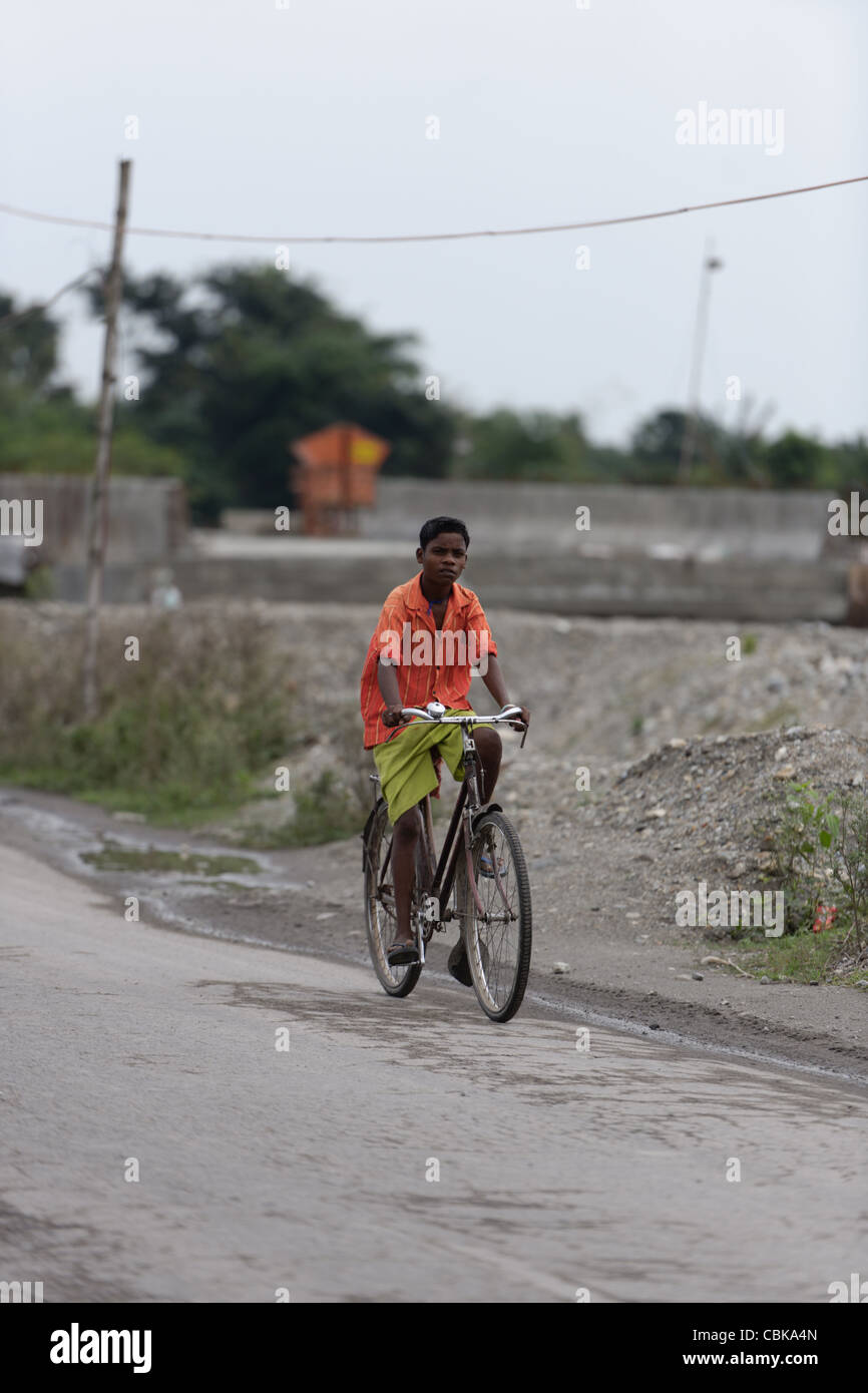 Lokalmatador Radfahren auf Straße durch West Bengal, Indien Stockfoto