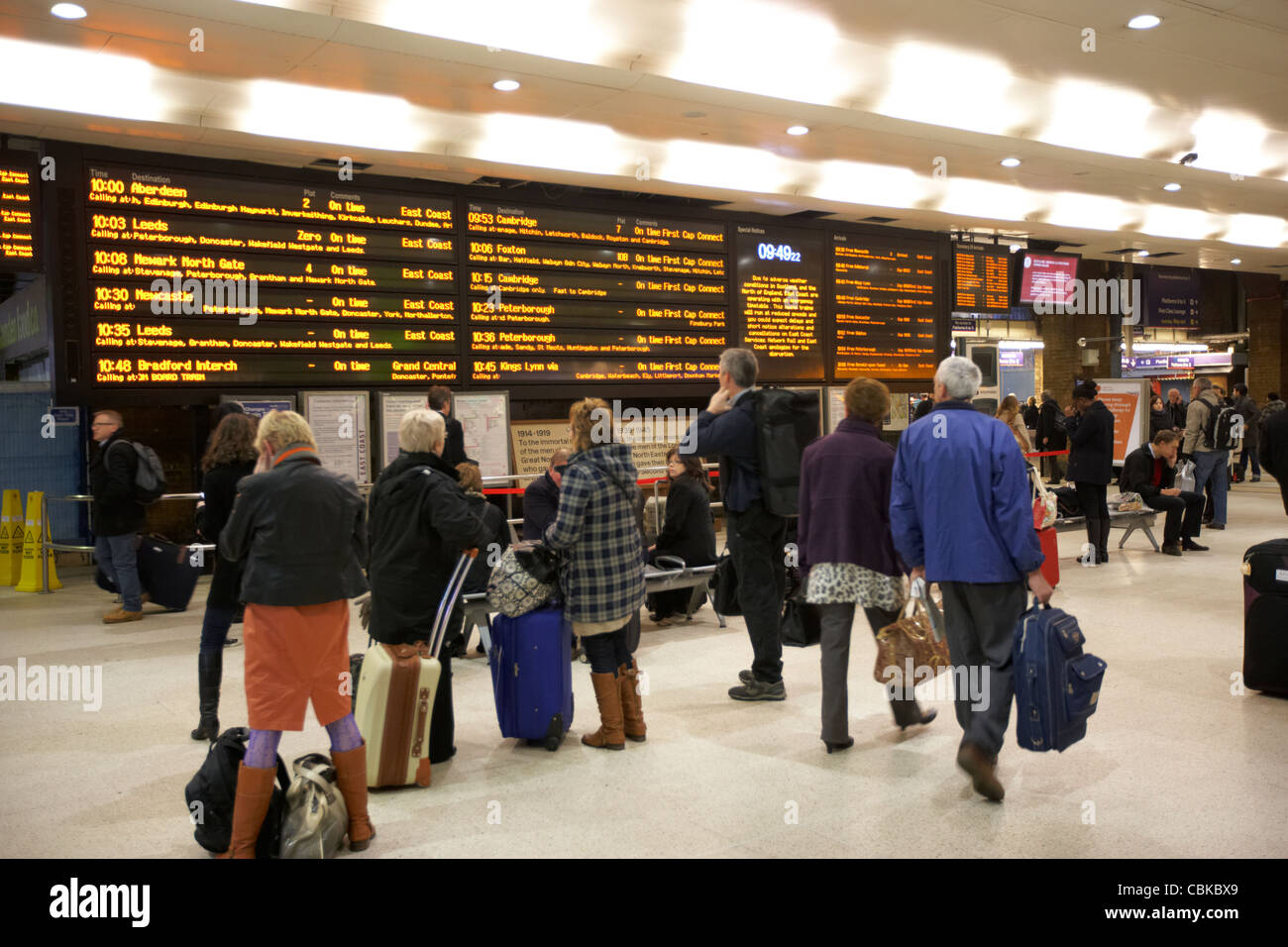 Menschen eilen vorbei an lokalen und nationalen Zug Informationstafeln an Kings Cross Bahn Bahnhof London England Vereinigtes Königreich Großbritannien Stockfoto