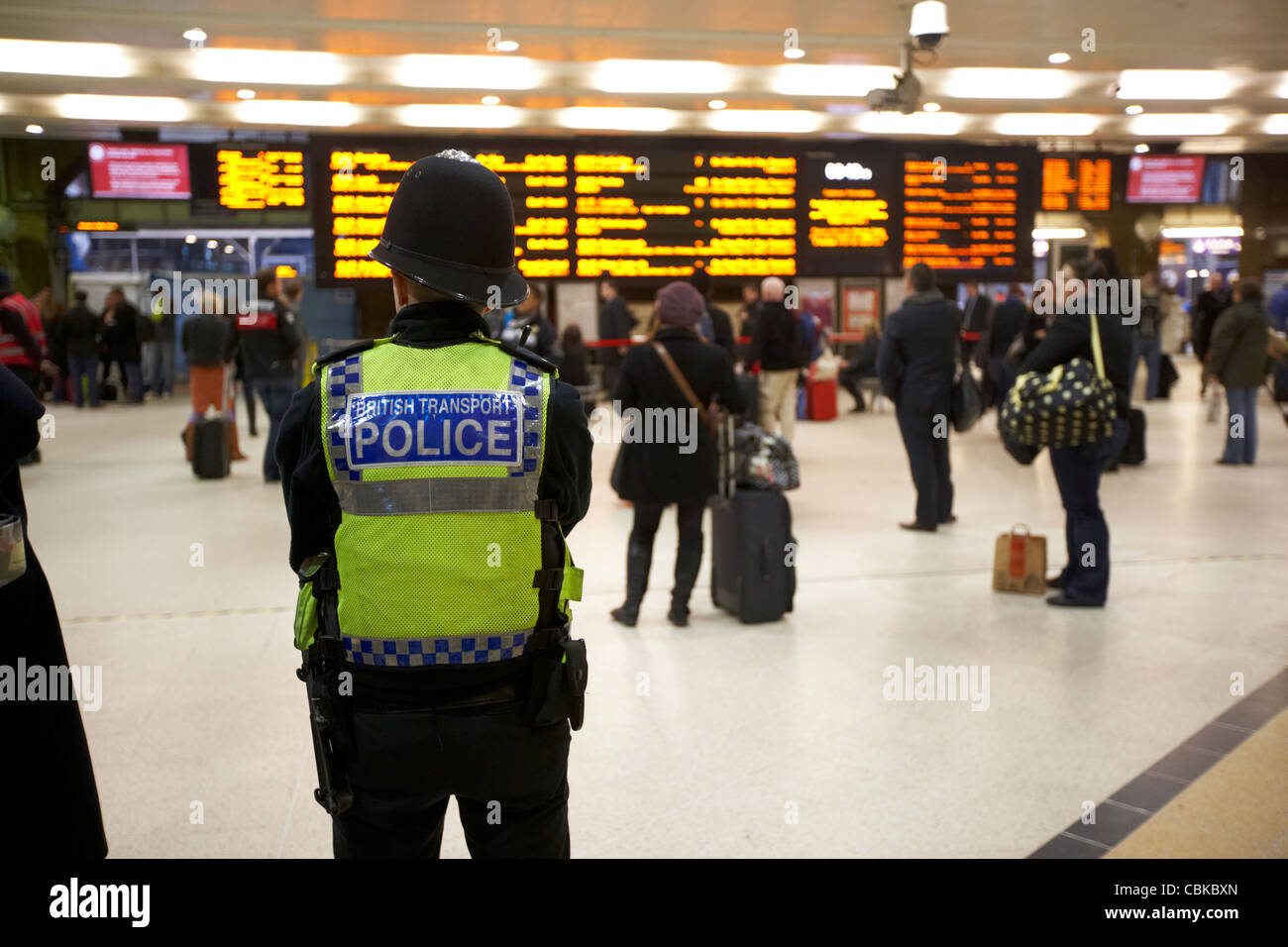 British Transport Police Officer bei Könige cross Bahn Bahnhof London England uk Vereinigtes Königreich Stockfoto