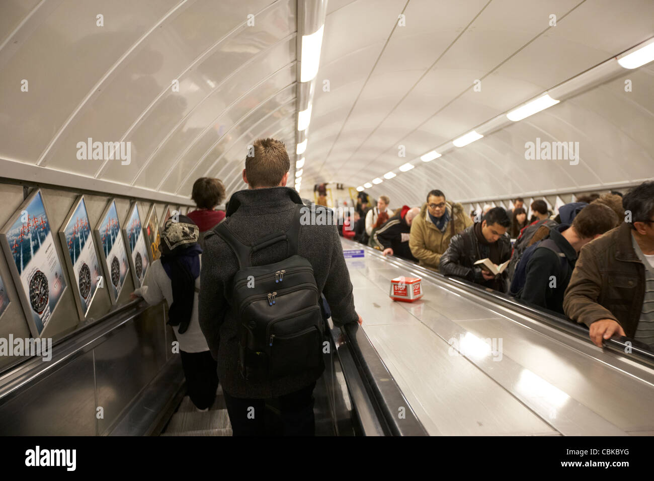 Passagiere und Pendler auf der Rolltreppe in einem Londoner u-Bahn tube Station England Vereinigtes Königreich Großbritannien Stockfoto