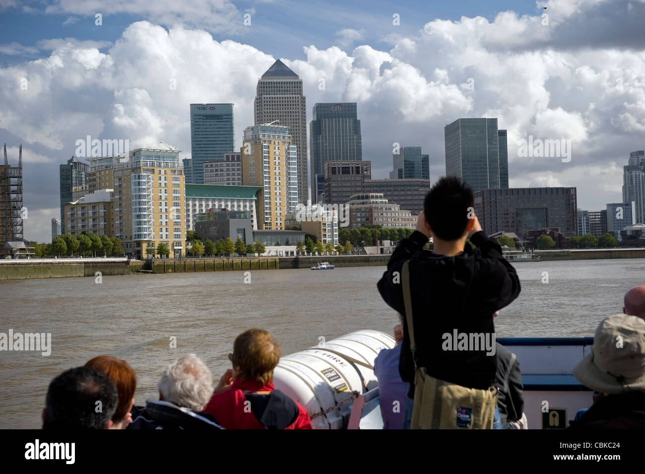 Touristen auf einem Themse Boot Führung anzeigen Docklands Canary Wharf, London, UK Stockfoto