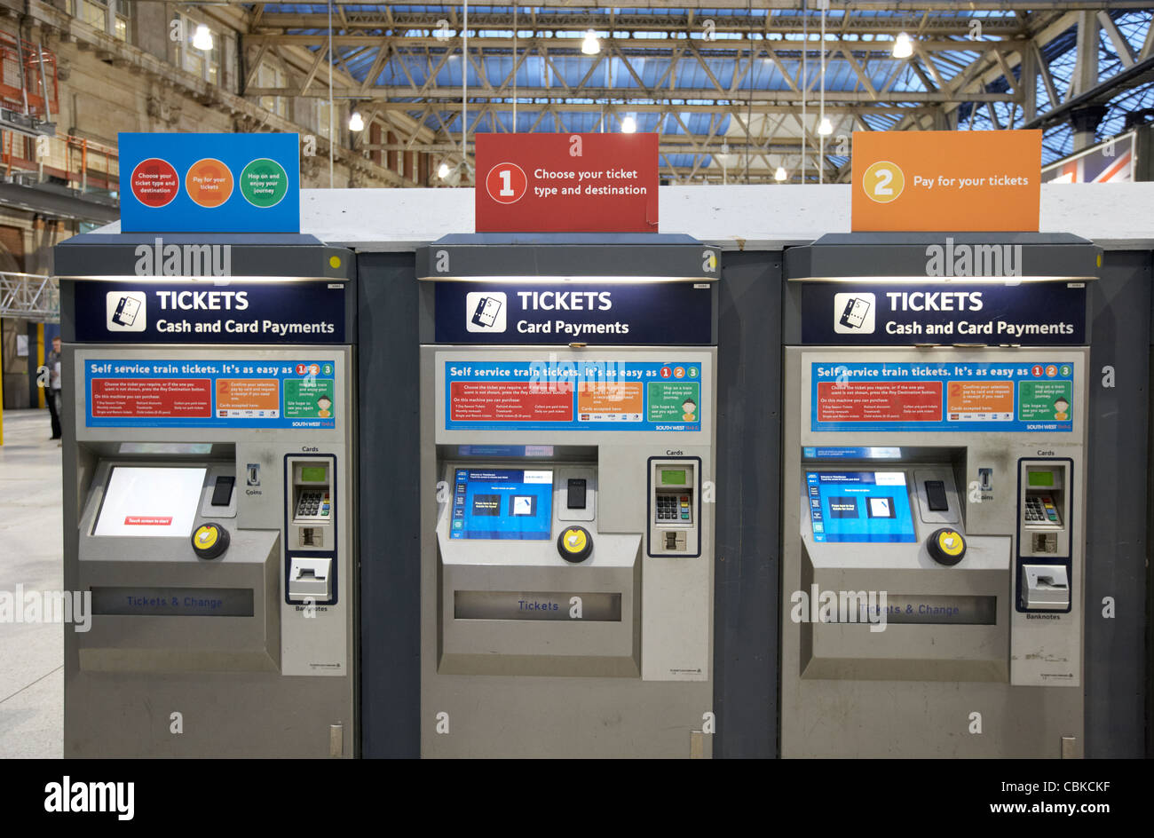Automatische Zug-Ticket-Automaten bei Waterloo Schiene Station London England Vereinigtes Königreich Großbritannien Stockfoto