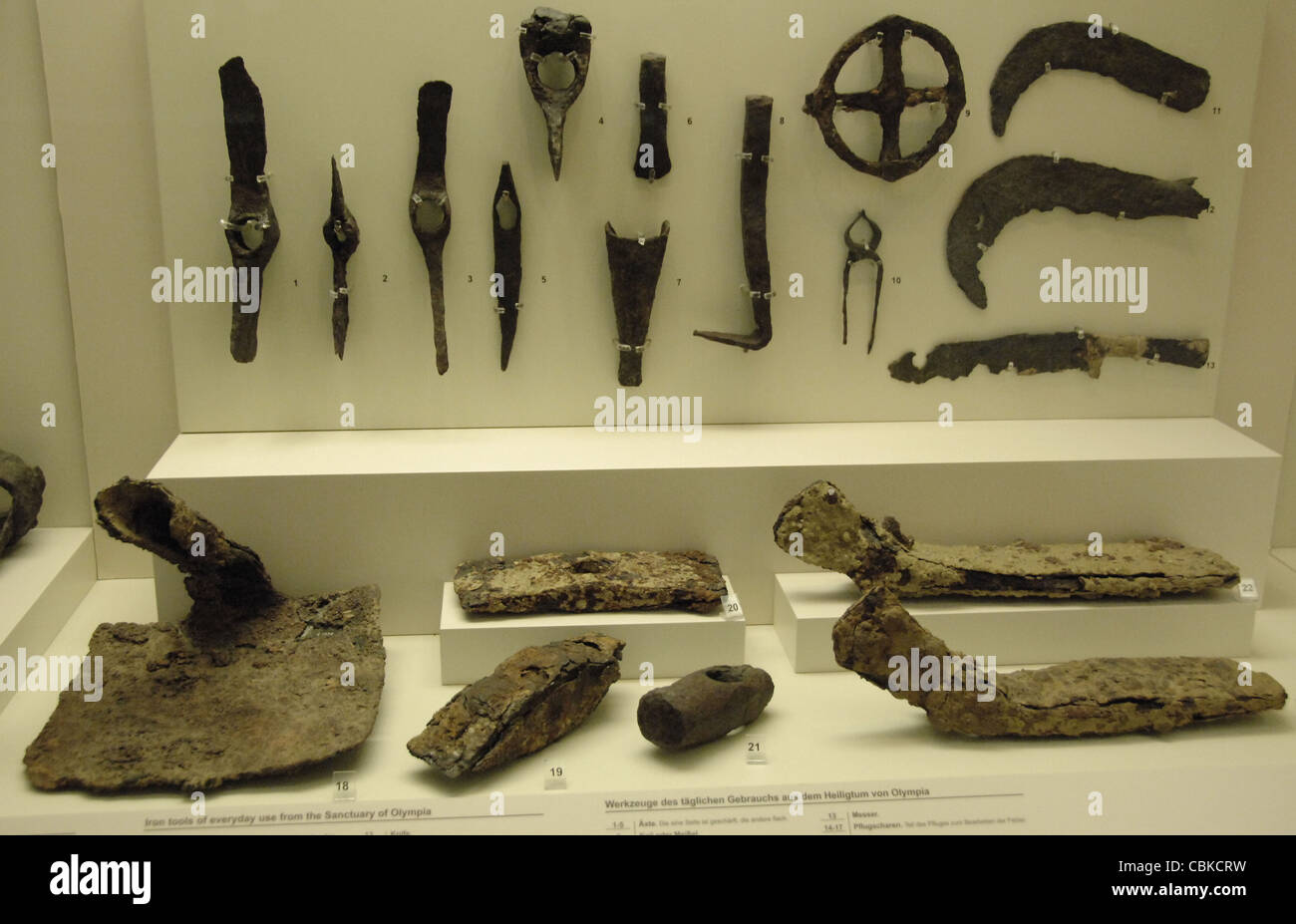 Griechische Kunst. Griechenland. Eiserne Werkzeuge des täglichen Gebrauchs aus dem Heiligtum von Olympia. Archäologische Museum von Olympia. Stockfoto