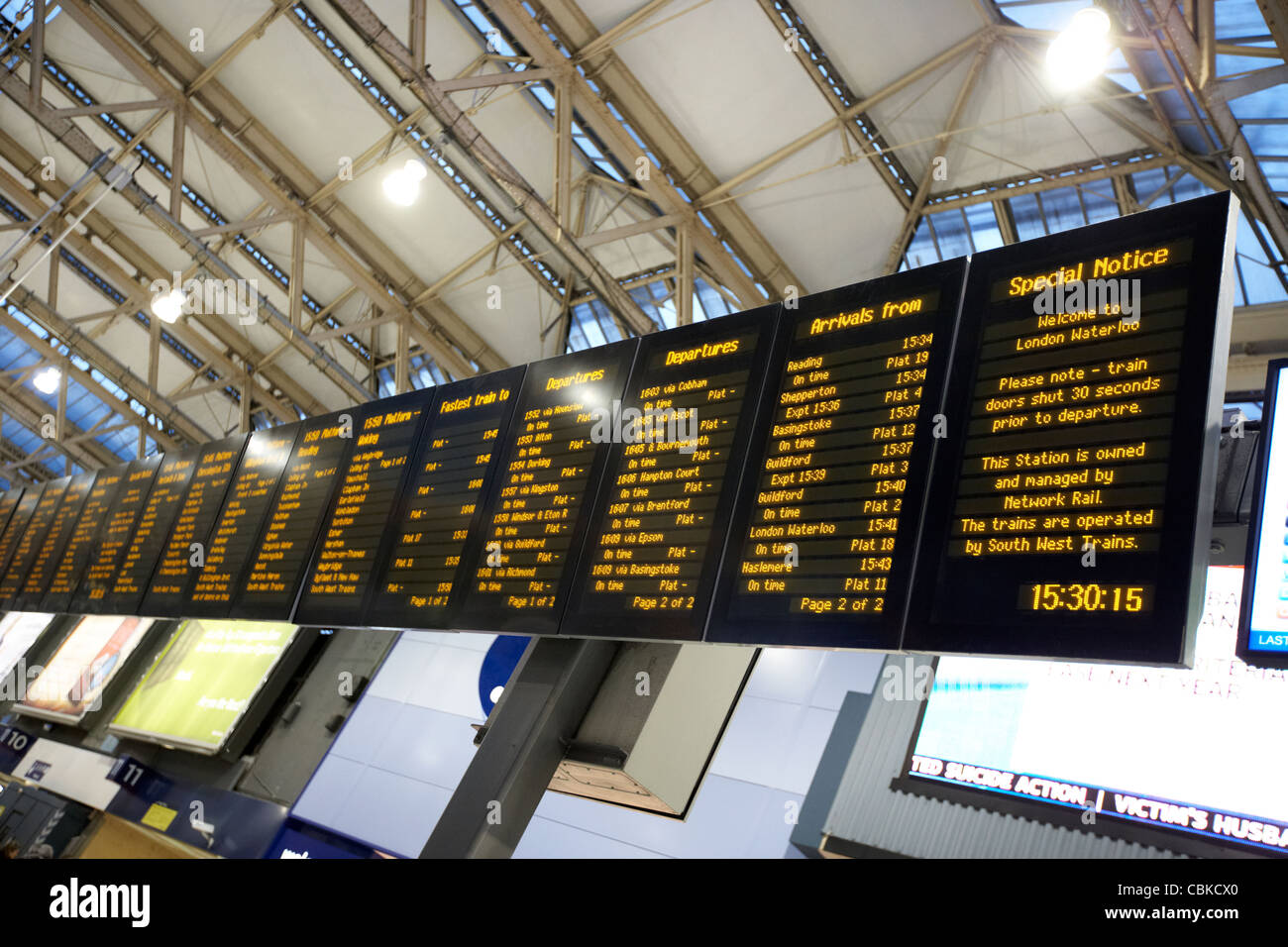 lokale und nationale Abflüge und Ankünfte Informationstafeln an Waterloo Schiene Station London England Vereinigtes Königreich uk trainieren Stockfoto