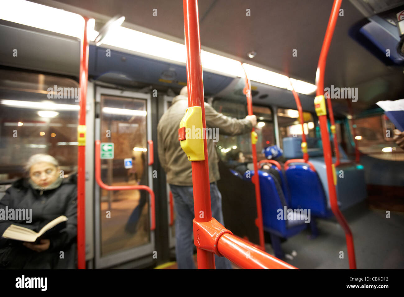 Stopptaste auf roten Doppeldecker-Bus bei Nacht London England Großbritannien Grossbritannien Stockfoto