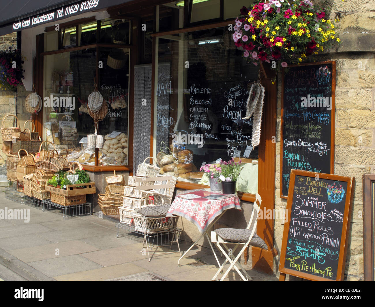 Bunte Brot Ladenfront mit hängenden Korb, Tisch und Stühlen, produzieren in  Bakewell Derbyshire Peak District England Stockfotografie - Alamy