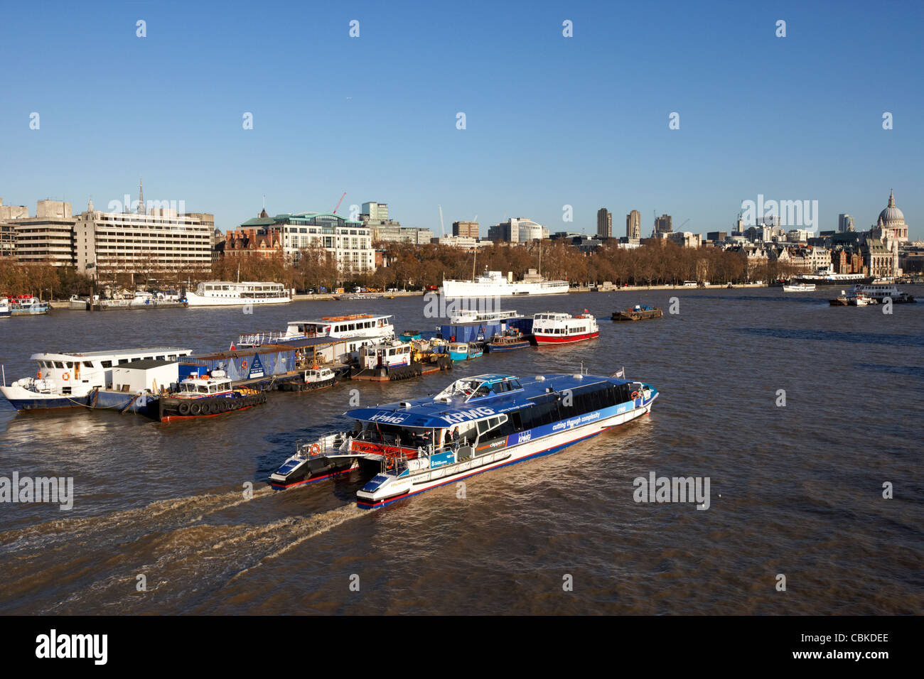 Thames Clipper auf der Themse früh Morgen London England Vereinigtes Königreich Großbritannien Stockfoto
