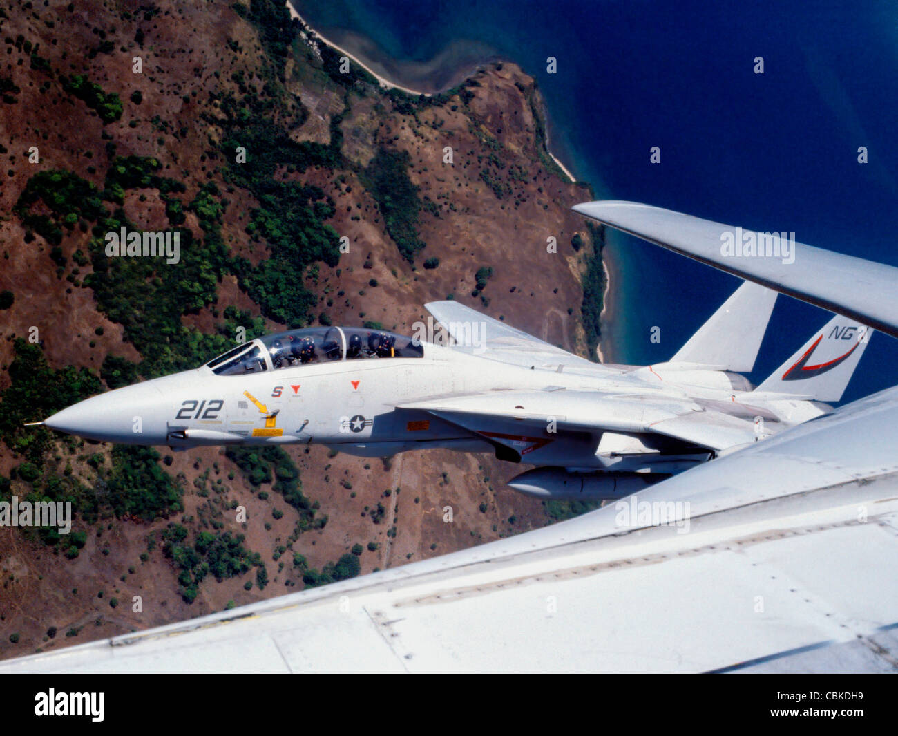 F-14 Tomcat Wingman steckt in einer engen Formation über die Philippinen. Stockfoto