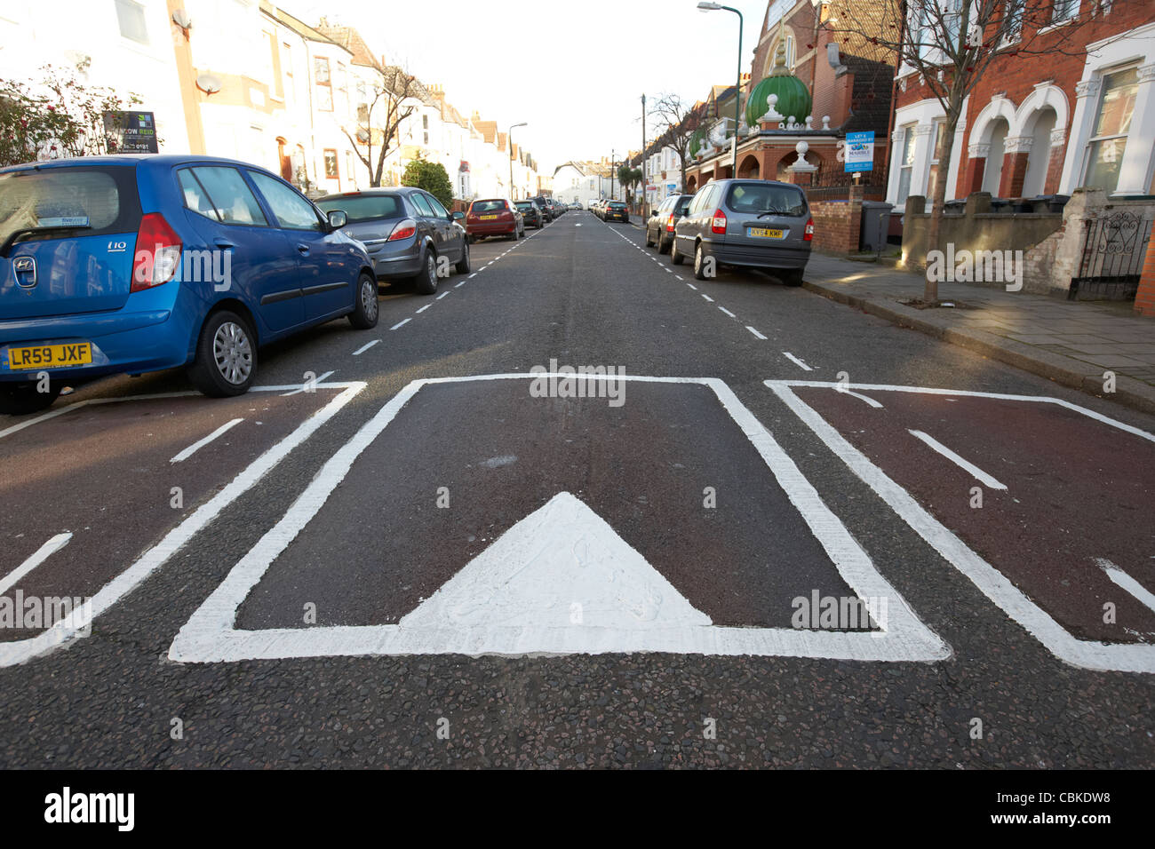 Verkehrsberuhigung Maßnahmen schlafen Polizisten Geschwindigkeitsbegrenzungen in einer Wohnstraße nördlich London England Vereinigte Königreich Großbritannien Stockfoto