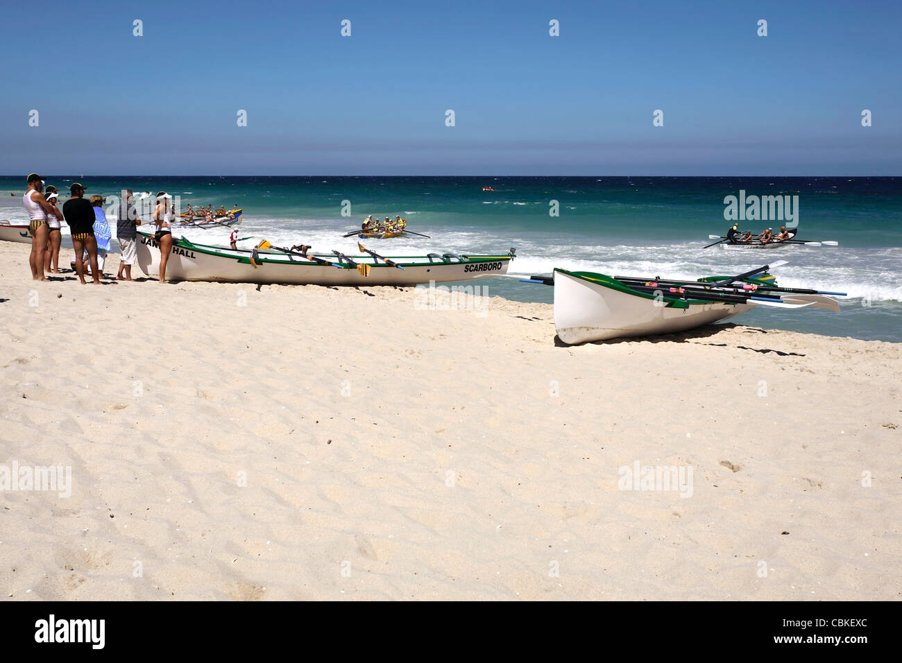 Surf Life Sparer Wettbewerb Boote am Scarborough Strand und den Indischen Ozean, Perth Western Australia Stockfoto