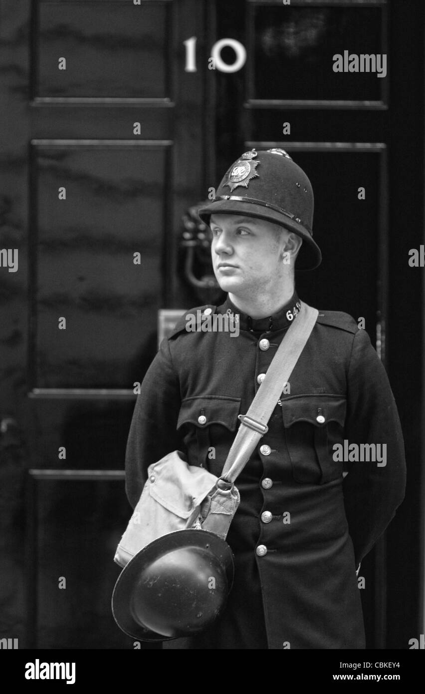 Ein Schauspieler verkleidet als ein 40er Jahren britischer Polizist draußen 10 Downing Street in London Westminster steht. Bild von James Boardman Stockfoto