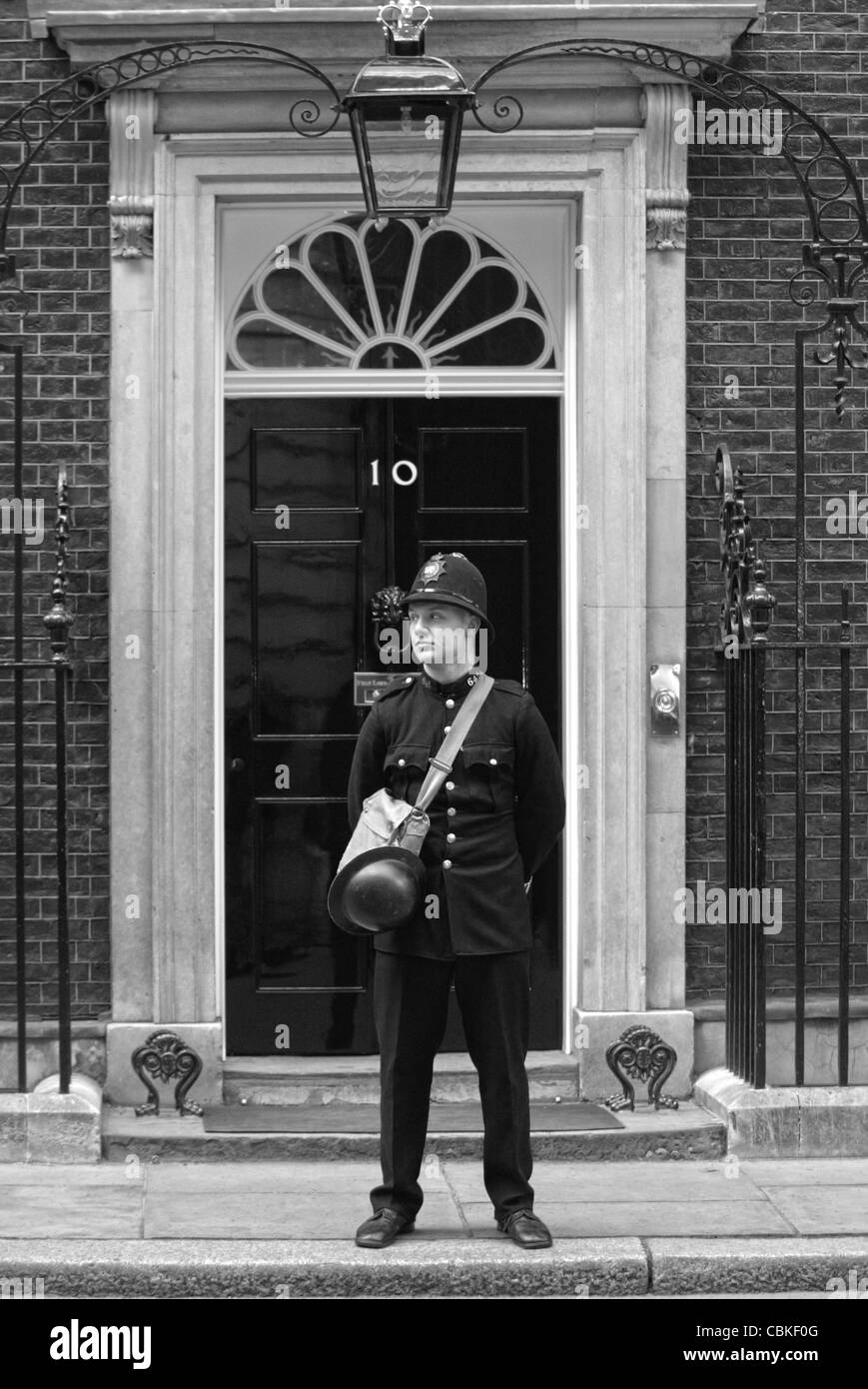 Ein Schauspieler verkleidet als ein 40er Jahren britischer Polizist draußen 10 Downing Street in London Westminster steht. Bild von James Boardman Stockfoto