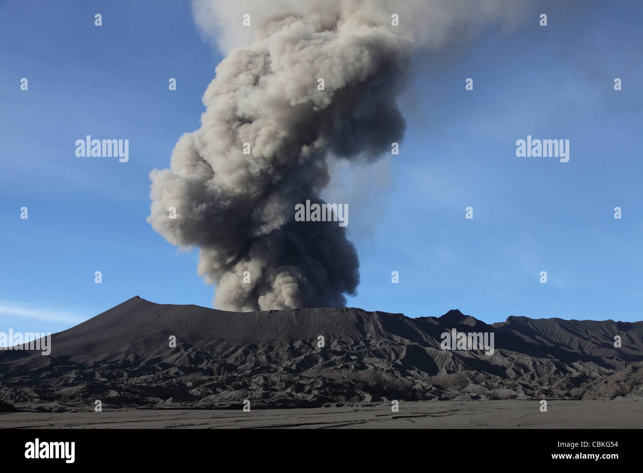 21. März 2011 - Eruption der Aschewolke aus dem Vulkan Mount Bromo, Tengger Caldera, Java, Indonesien. Stockfoto