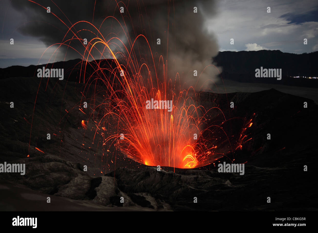20. März 2011 - Nacht strombolianische oder schwach vulkanianische Eruption des Vulkans Mount Bromo Tengger Caldera, Java, Indonesien. Stockfoto