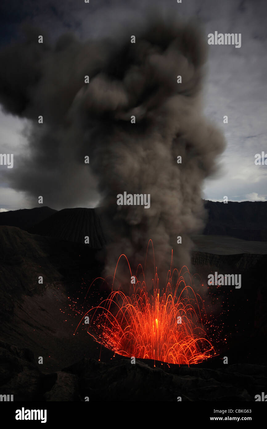 20. März 2011 - Nacht strombolianische oder schwach vulkanianische Eruption des Vulkans Mount Bromo Tengger Caldera, Java, Indonesien. Stockfoto
