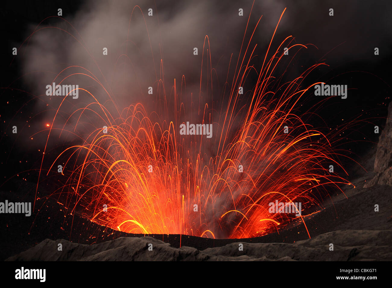 20. März 2011 - Nacht strombolianische oder schwach vulkanianische Eruption des Vulkans Mount Bromo Tengger Caldera, Java, Indonesien. Stockfoto