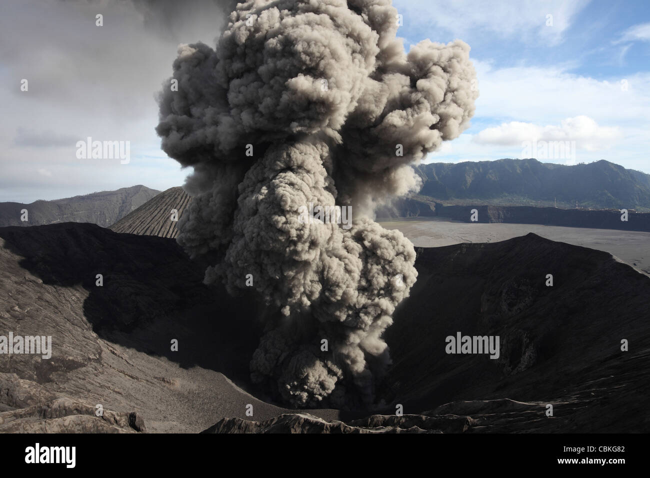 21. März 2011 - Eruption der Aschewolke vom Krater des Mount Bromo, Tengger Caldera, Java, Indonesien. Stockfoto