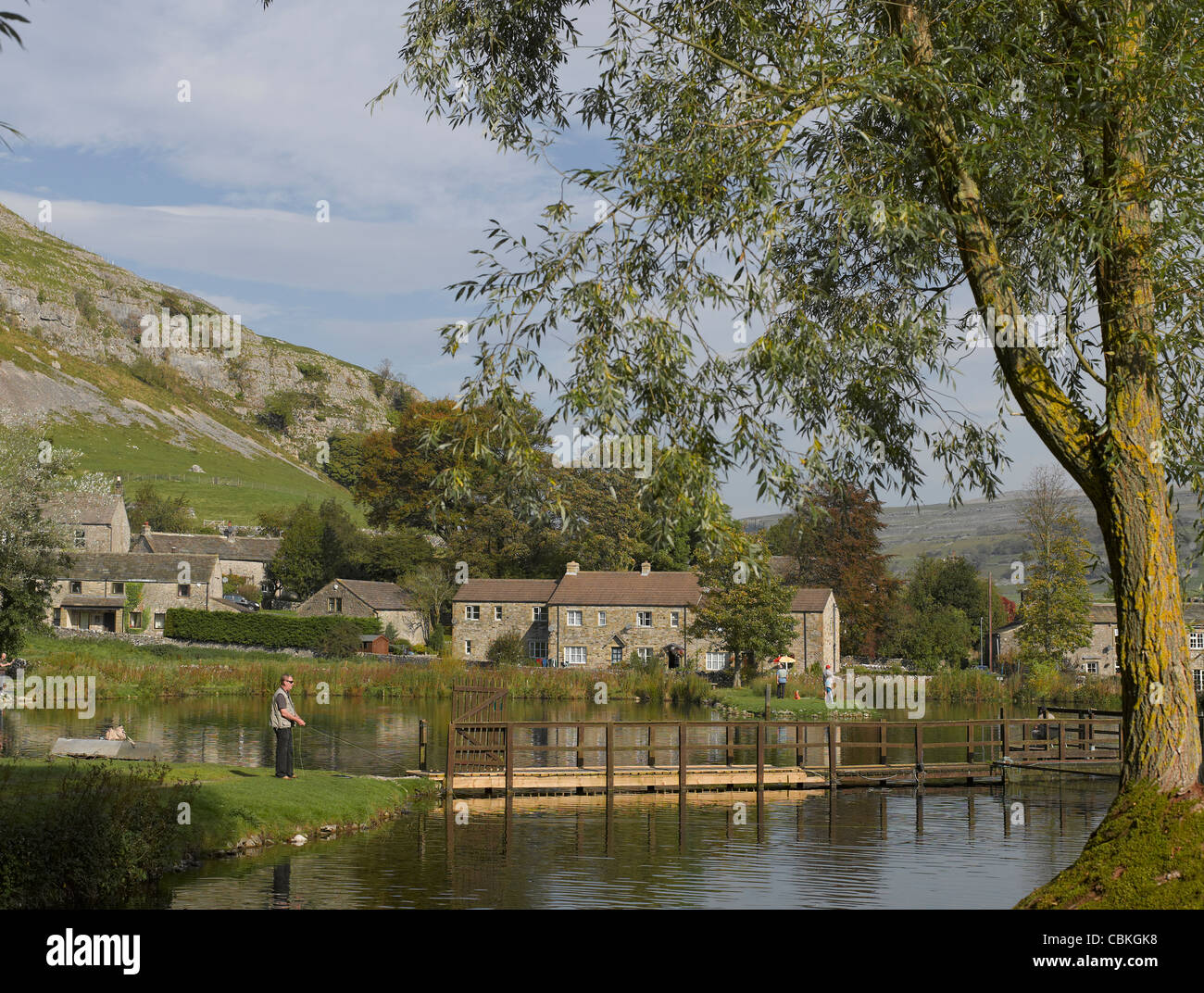 Man Fly Fishing Lake at Kilnsey Park and Trout Farm Wharfedale North Yorkshire Dales National Park England Vereinigtes Königreich GB Großbritannien Stockfoto